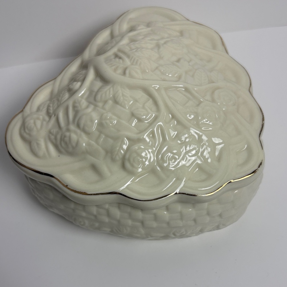 Hampton Collection ivory porcelain heart-shaped trinket box - Picture 6 of 10